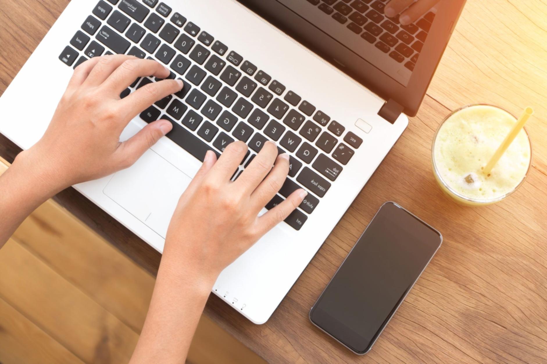 Profesional analizando métricas SEO en pantalla